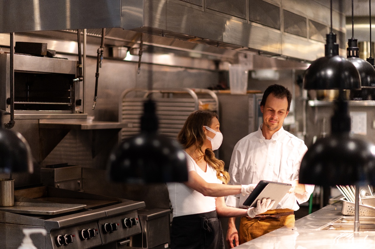 Restaurant_workers_looking_at_tablet