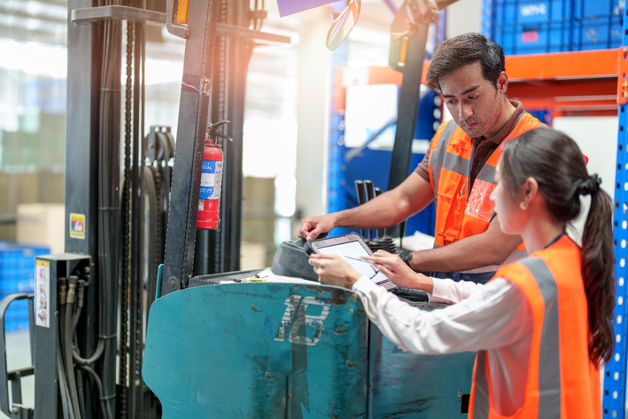 man_and_woman_looking_at_tablet_in_manufacturing_facility