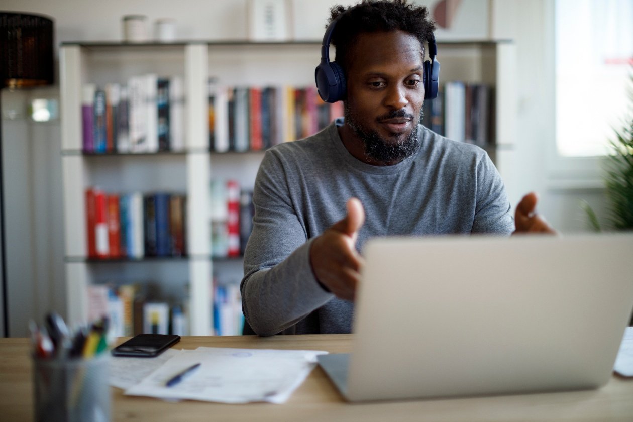 man_working_on_laptop