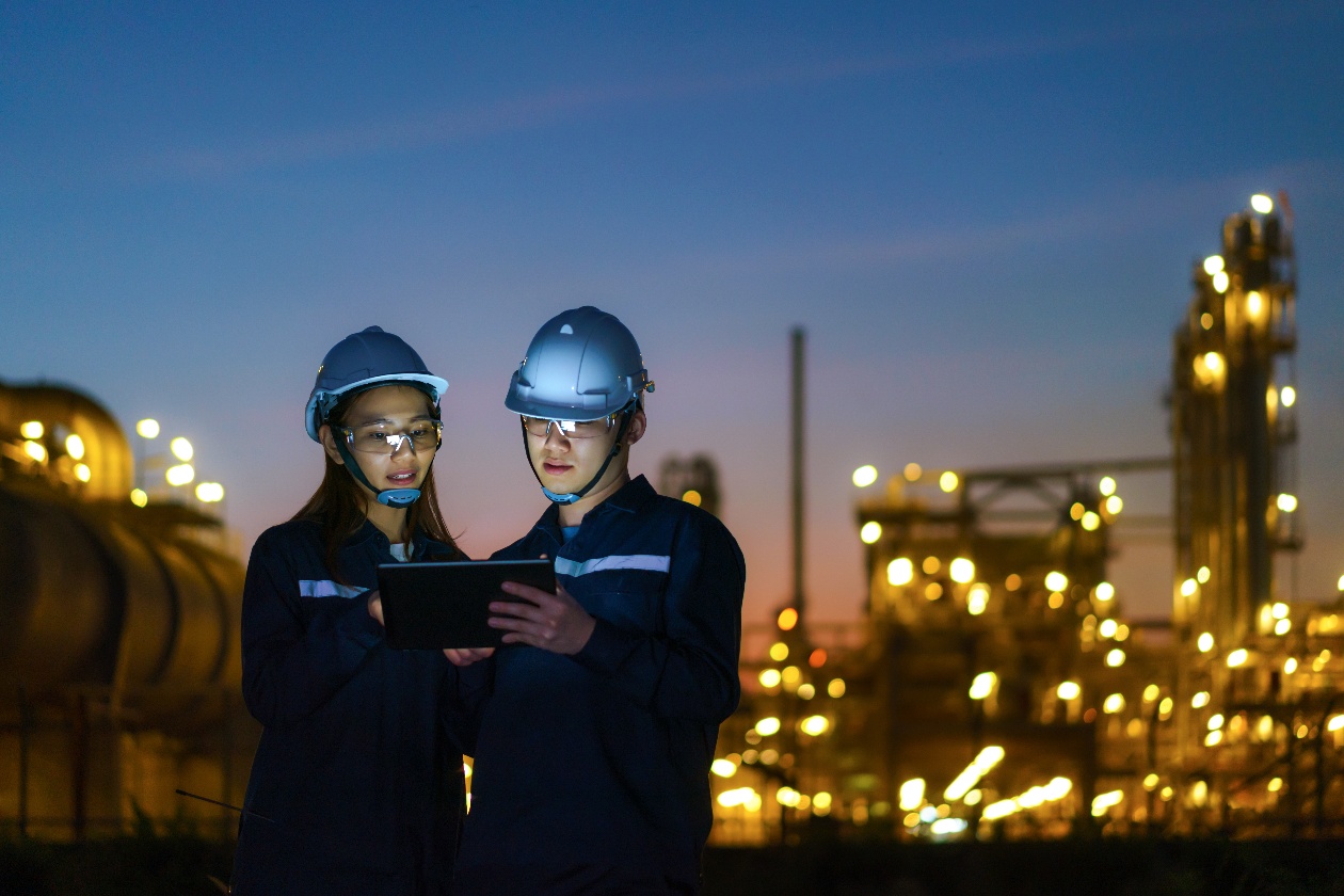 workers_looking_at_tablet